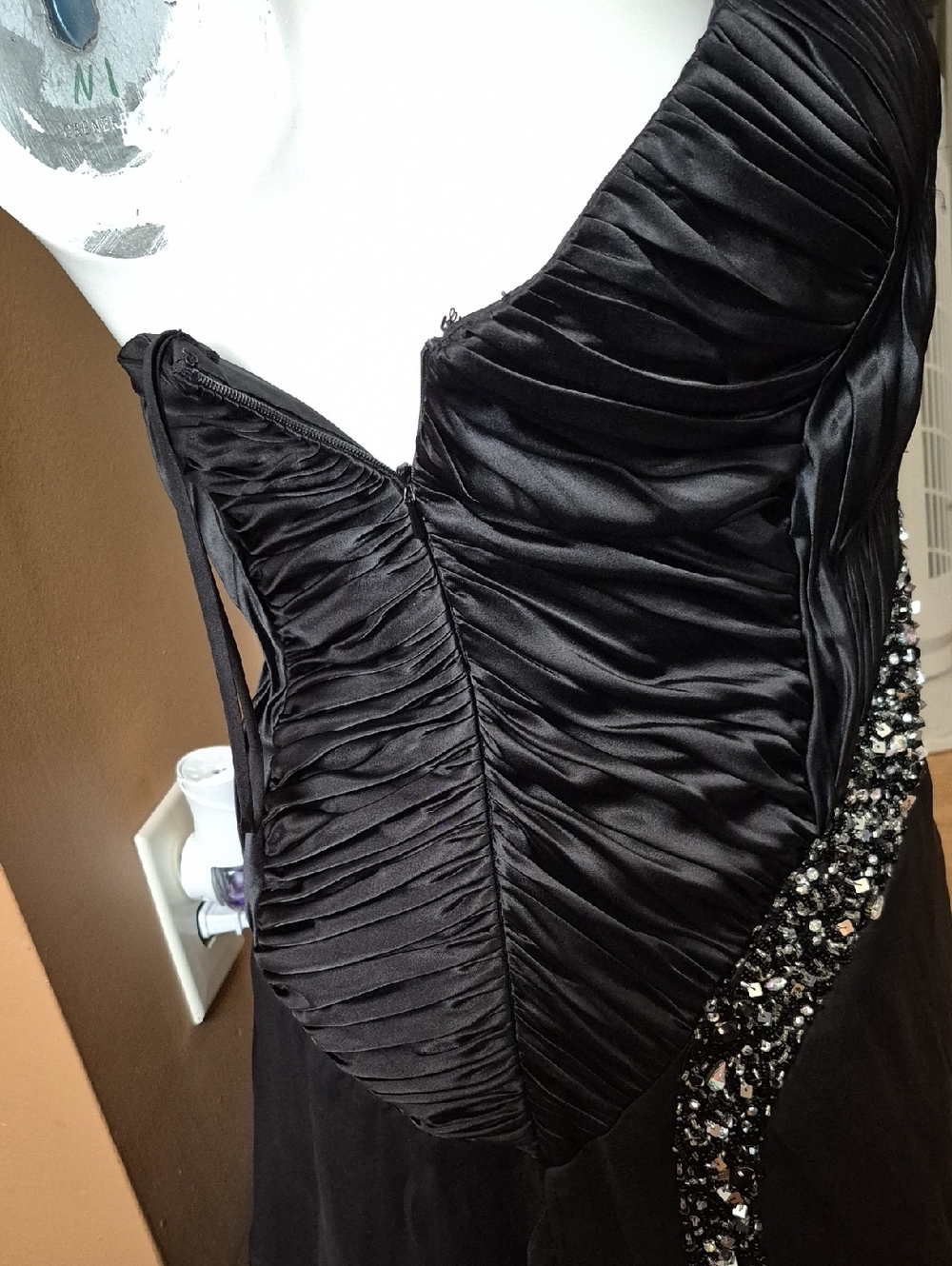 Elegant Black Designer Evening Dress - Picture 8 of 9